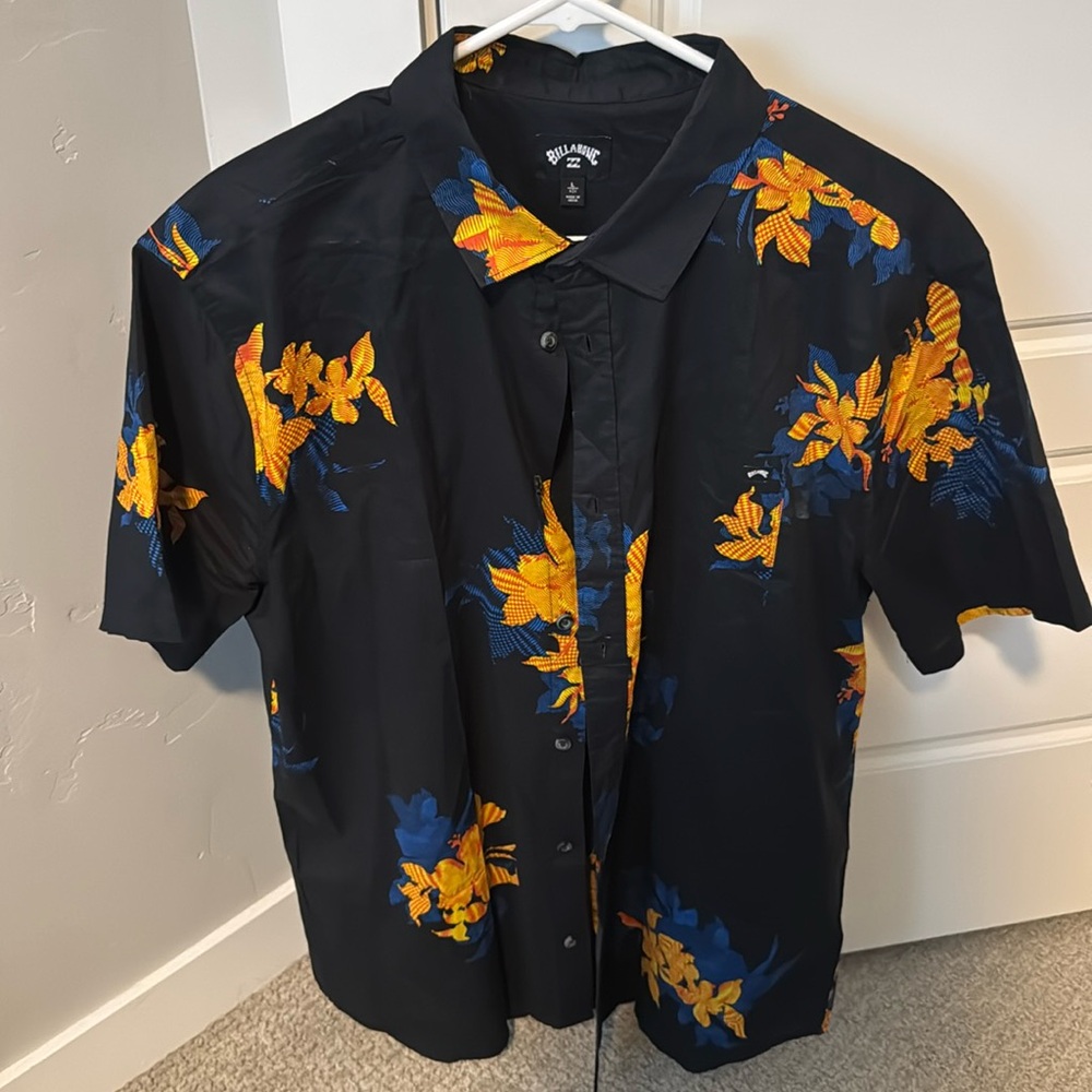 Men’s Billabong button up shirt… Size L. In like new condition.